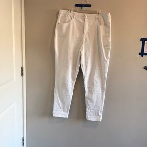 Cute white skinny jeans 🤍